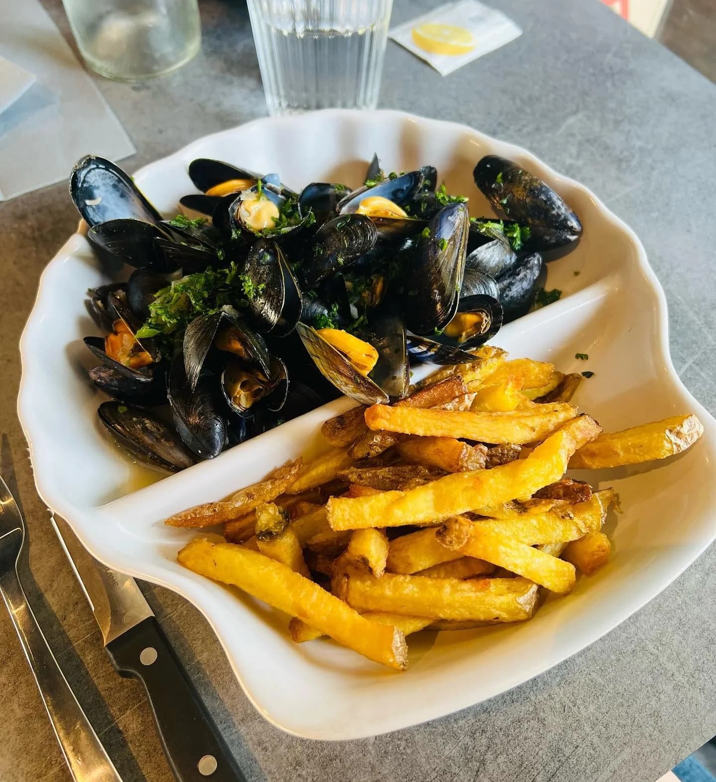 Une assiette de moules marinière et de frites servie en salle au Saint-Hélier.