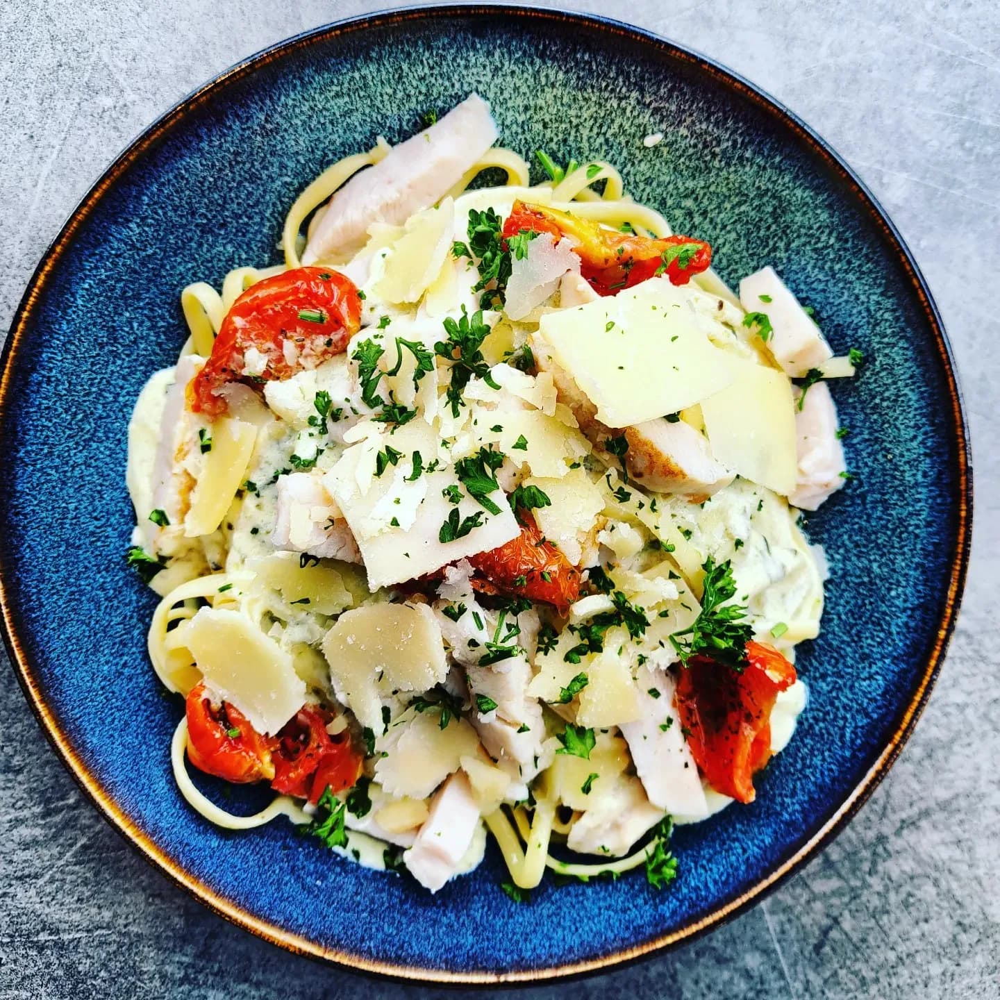 Linguine au poulet, crème de basilic, tomates séchées et copeaux de parmesan.